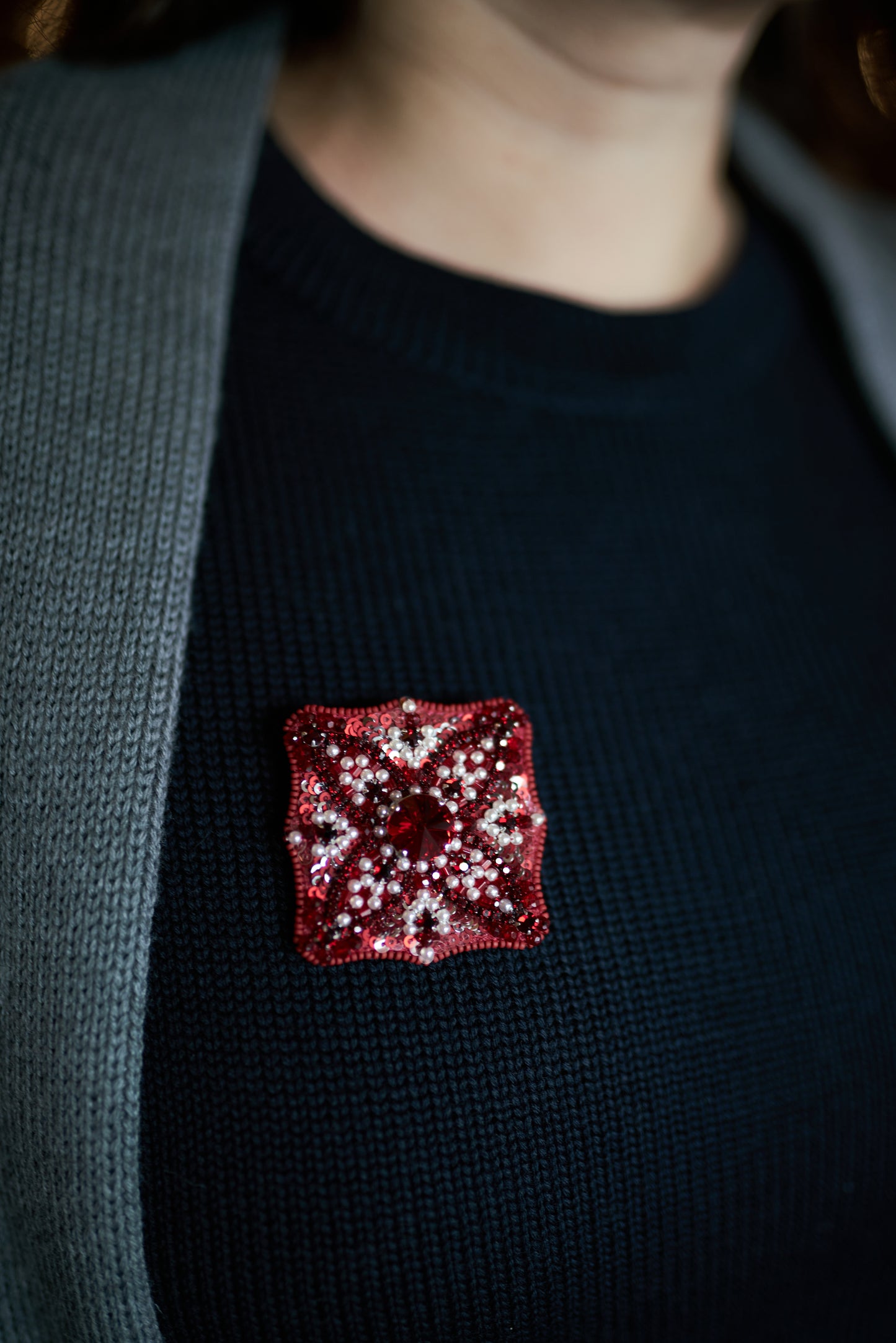 Black merino dress whith brooch